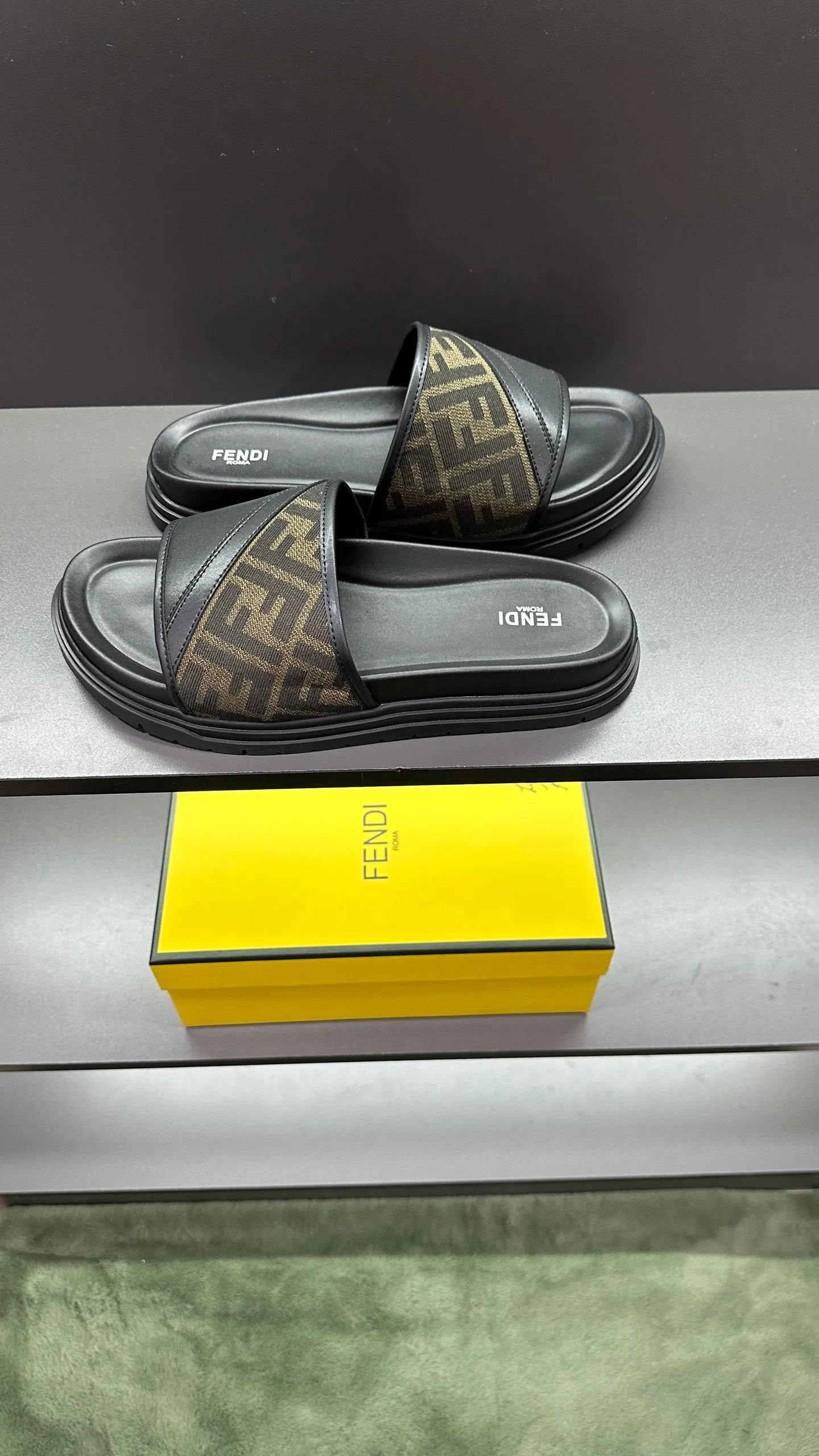 P300 [Fendi Slippers] High-end men's shoes brand, official website 1:1 latest masterpiece: original mold customization, fabrics made of imported original materials, upgraded outsole, lighter and non-slip. The market's top quality, simple yet tasteful, a must-have for fashionistas, fashionable at your feet, full of confidence, the same style at the counter 👍The season of summer slippers is here. Code: 38-45, 46 order
